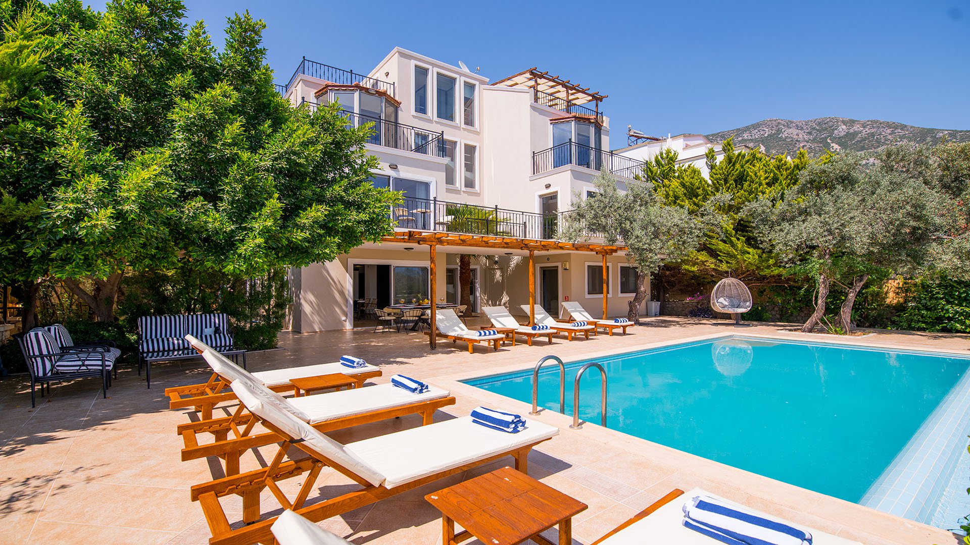 Villa Hüsam Deniz Manzaralı Sinema Salonlu Jakuzili Kiralık Villa