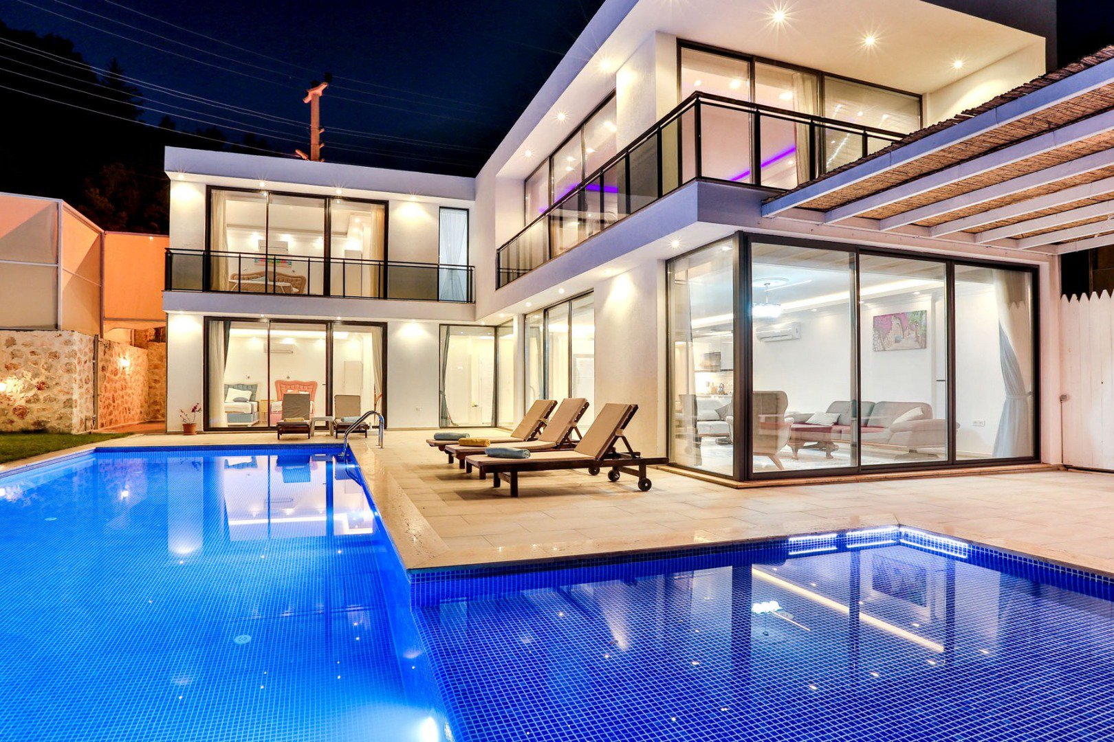 Villa Eylül İslamlar Jakuzili (6) Kişilik Korunaklı Muhafazakar Havuzlu Villa