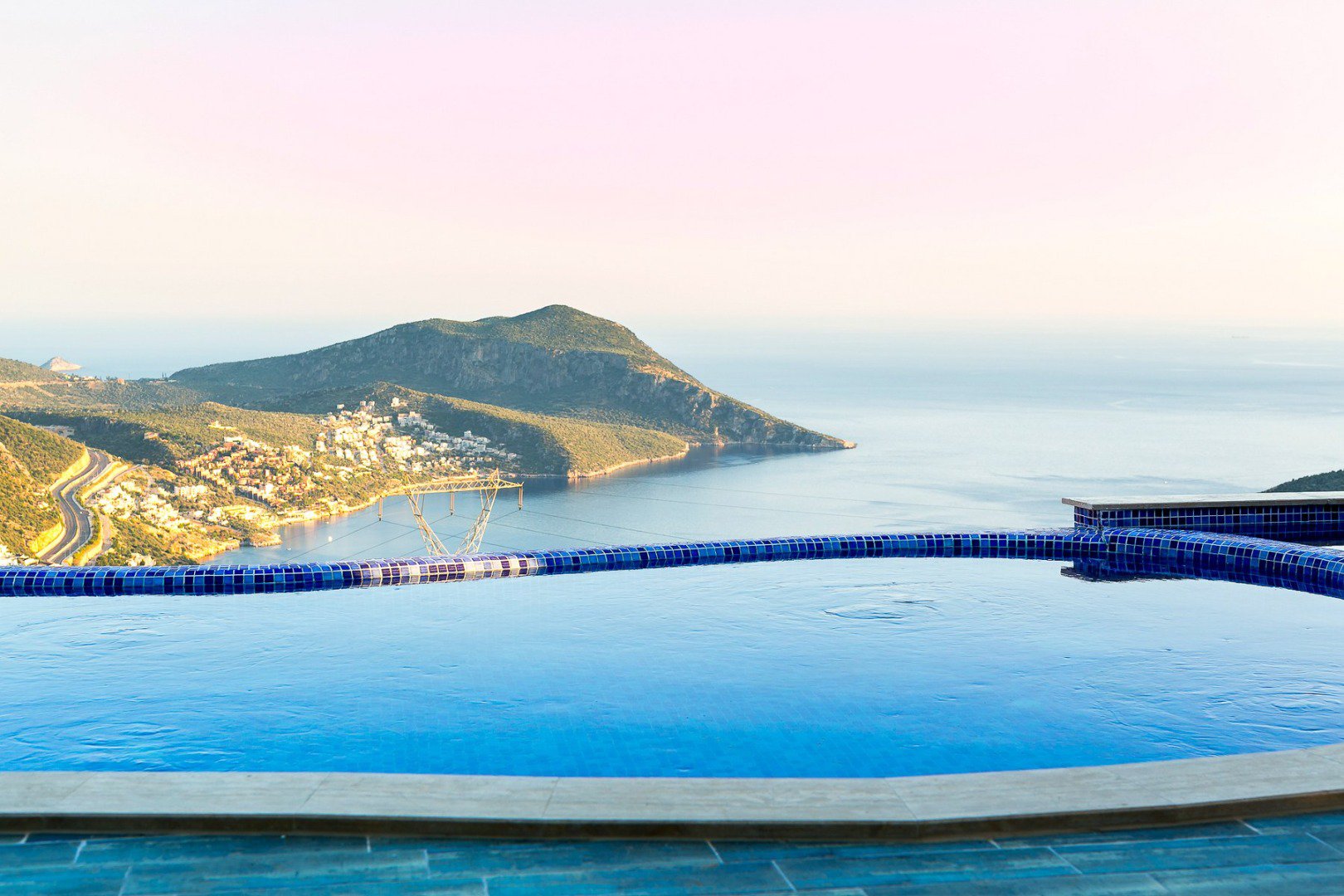 Villa Zirve Deniz Manzaralı Sonsuzluk Havuzlu Muhafazakar Villa