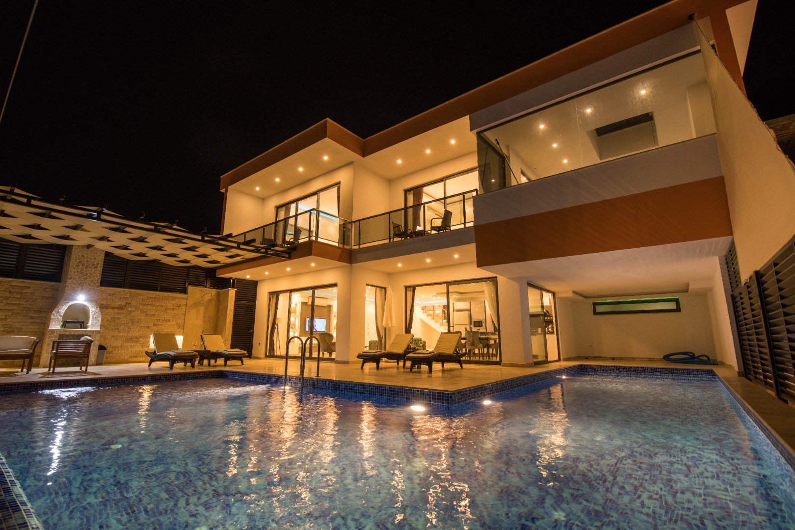 Villa Betül Deniz Manzaralı Isıtmalı Havuzlu Saunalı Jakuzili Kiralık Balayı Villası