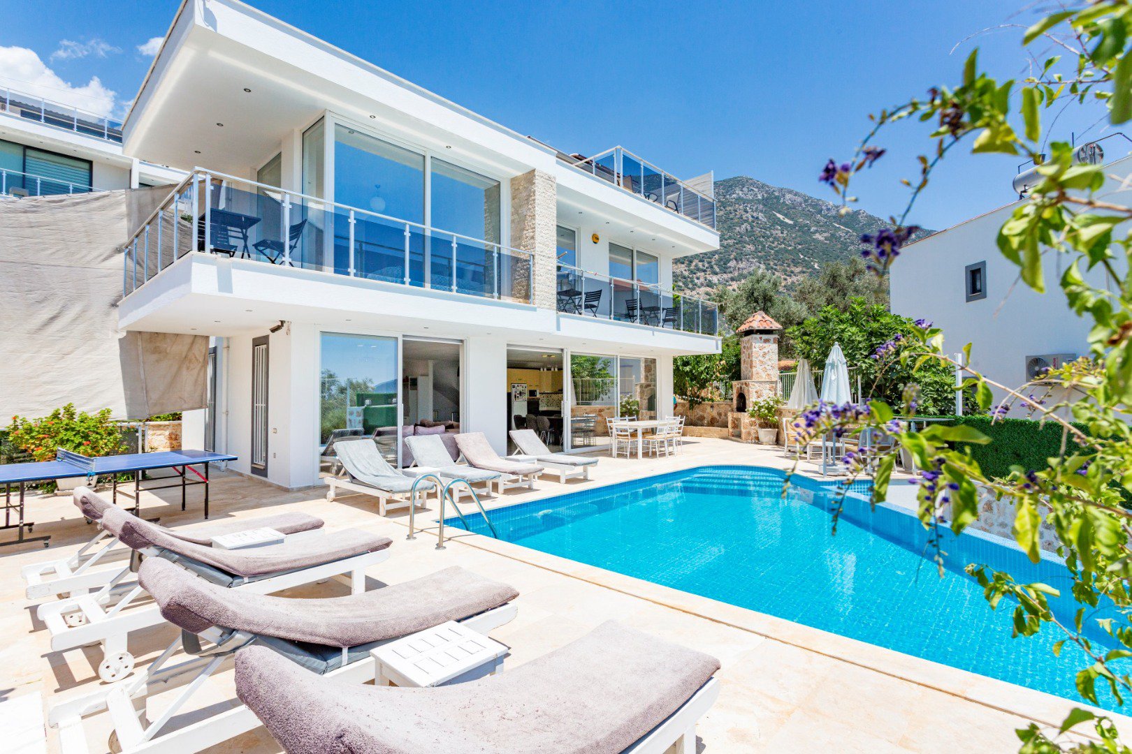 Villa Nergis Deniz Manzaralı Kalabalık Aileler ve Arkadaş Grupları İçin Kiralık Villa
