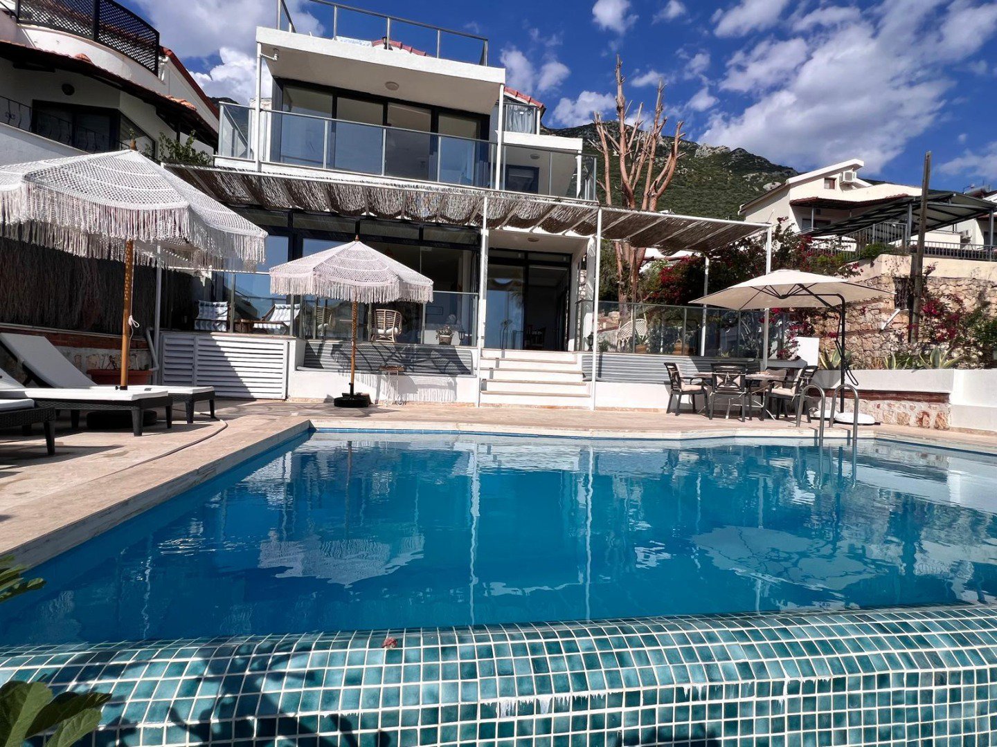 Merkeze Yakın Deniz Manzaralı Tatil Villası