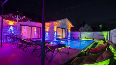 Villa Anka Sarıbelen Jakuzili Havuzu Korunaklı Tatil Villası