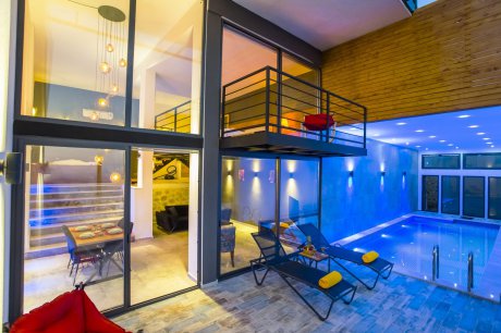 Villa Gece Merkezi Isıtma Havuzlu Jakuzili Kiralık Balayı Villası