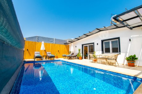 Villa Yasin Denize Yakın Jakuzili Kiralık Balayı Villası