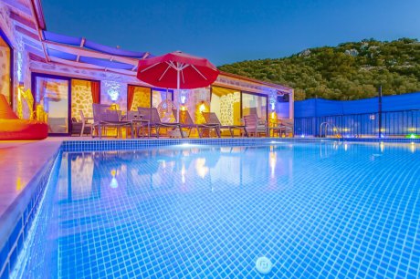 Villa Yiğit 1 Havuzu Korunaklı Jakuzili Kiralık Balayı Villası