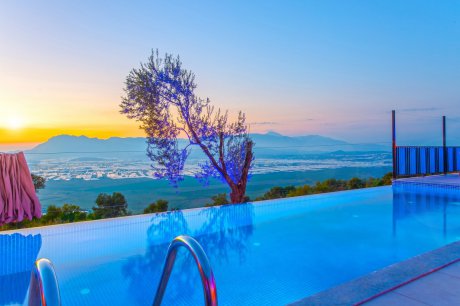 Villa Yiğit 2 Havuzu Korunaklı Jakuzili Kiralık Balayı Villası