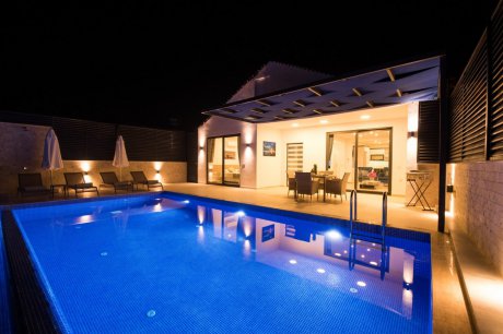 Villa Diriliş Jakuzili Merkezi Konumda Kiralık Balayı Villası