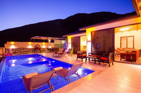 Villa Dolunay Hacıoğlan Doğa İçerisinde Jakuzili Havuzu Korunaklı Bahçeli Kiralık Villa