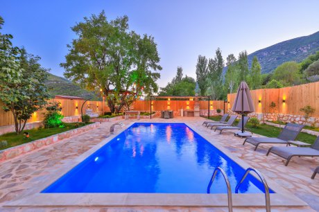 Villa Dr Doğa İçerisinde (10) Kişilik Havuzu Korunaklı Kiralık Yazlık Villa