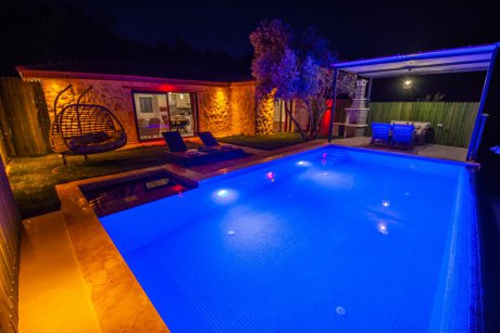 Villa Beyina Doğa İçerisinde Jakuzili Kiralık Balayı Villası