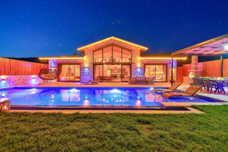 Villa Düşler Bahçesi Doğa İçerisinde Aktiviteli Jakuzili Çocuk Oyun Alanlı Kiralık Villa 