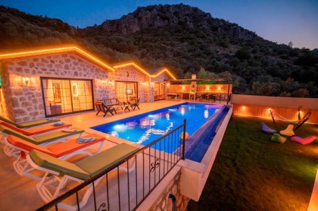 Villa Stone Hause Yeşilköy Doğa İçinde Jakuzili Aktiviteli Bahçeli Kiralık Balayı Villası