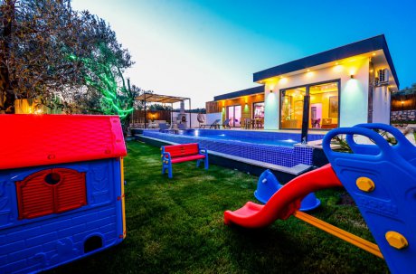 Villa Görkem Doğa İçerisinde Aktiviteli Jakuzili Çocuk Oyun Alanlı Kiralık Villa 