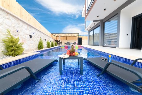 Villa Demirs Doğa İçerisinde Jakuzili Kiralık Villa