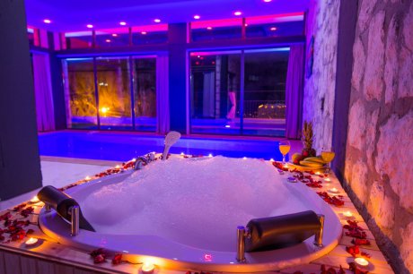 Villa Ayışığı Doğa İçerisinde Isıtmalı Havuzlu Jakuzili Kiralık Balayı Villası