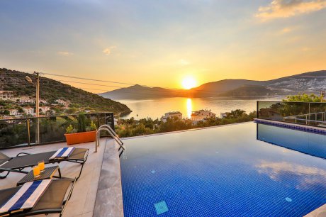 Villa Rainbow  Deniz Manzaralı Jakuzil Kiralık Yazlık Villa