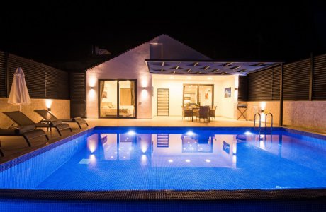 Villa Diriliş Jakuzili Merkezi Konumda Kiralık Balayı Villası