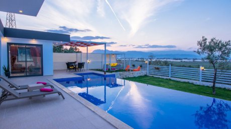 Villa Narçiçeği Havuzu Korunaklı Isıtmalı Havuzlu  Jakuzili Kiralık Balayı Villası