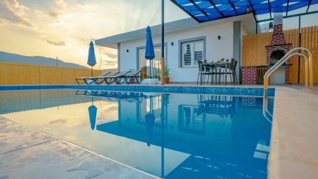 Villa Çetin Jakuzili Doğa İçerisinde Kiralık Balayı Villası