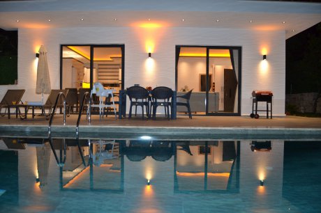 Villa Asrın Doğa İçerisinde Jakuzili Kiralık Balayı Villası