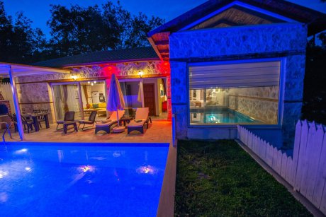 Villa Hayal Evi Doğa İçerisinde Isıtmalı Havuzlu Taş Ev Kiralık Balayı Villası