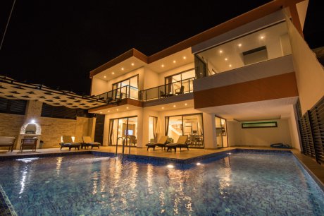 Villa Betül Deniz Manzaralı Isıtmalı Havuzlu Saunalı Jakuzili Kiralık Balayı Villası