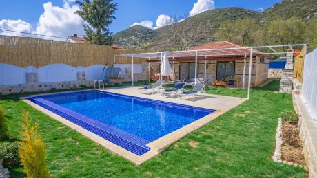 Villa Küçükkaya  Doğa İçerisinde Jakuzili Aktiviteli Kiralık Balayı Villası