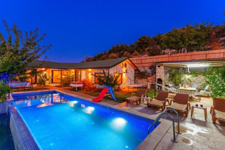 Villa Akbaş Doğa İçerisinde Jakuzili Kiralık Balayı Villası