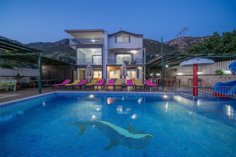 Villa Akça Deniz Manzaralı Isıtmalı Havuzlu Jakuzili Geniş Aileler Kiralık Villa