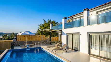 Villa Seyit Doğa İçerisinde Jakuzili Çocuklu Aileler İçin Kiralık Villa