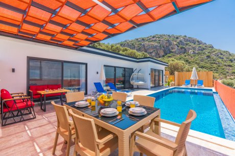 Villa Ayes Doğa İçerisinde Jakuzili Havuzu Korunaklı Bahçeli Kiralık Villa