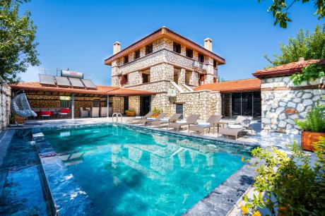 Villa Şahım Lüks Isıtmalı Havuzlu Saunalı Çocuk Oyun Alanlı Kiralık Balayı Villası