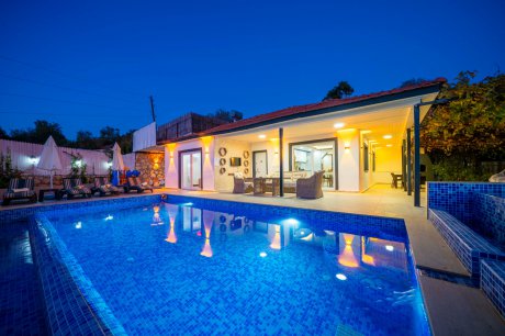 Villa Boğaziçi Havuzu Korunaklı Jakuzili Aktiviteli Ekonomik Kiralık Balayı Villası