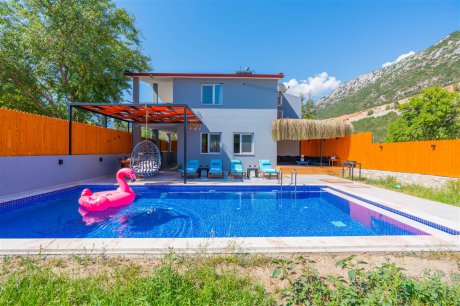 Doğa İçerisinde Geniş Bahçe Alanına Sahip Tatil Villası