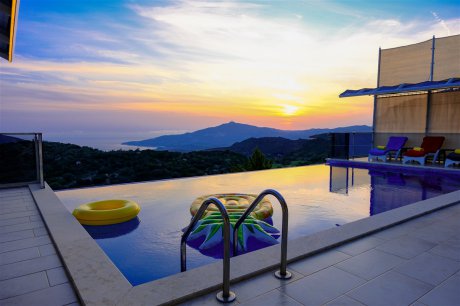 Deniz Manzaralı Merkeze Yakın Tatil Villası