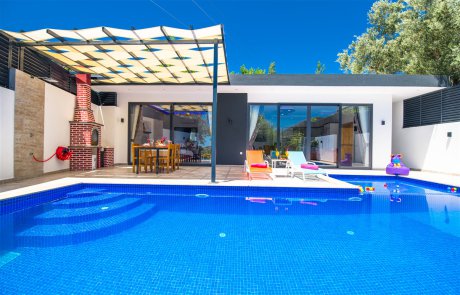 Villa Odak  Doğa İçerisinde Jakuzili Havuzu Korunaklı Kiralık Balayı Villası