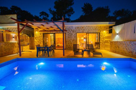 Villa Stone House 2 Taş Konsept Doğa İçerisinde Jakuzili Balayı Villası