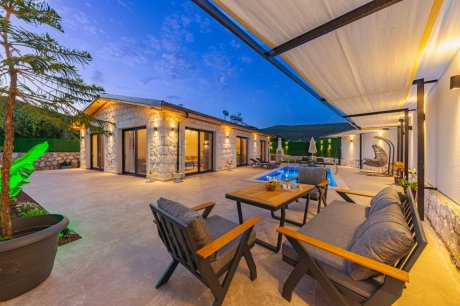 Villa Yıldız Bayındır   Lüks Havuzu Korunaklı Kiralık Yazlık Villa