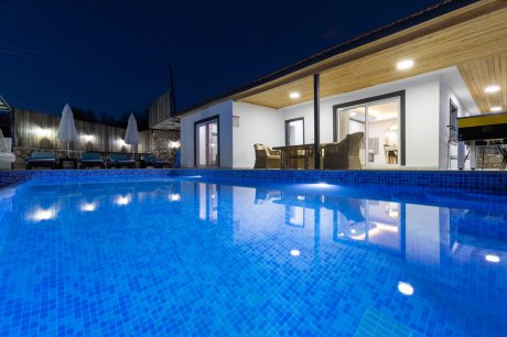 Villa Boğaziçi Havuzu Korunaklı Jakuzili Aktiviteli Ekonomik Kiralık Balayı Villası