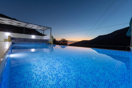 Villa Boğaziçi Havuzu Korunaklı Jakuzili Aktiviteli Ekonomik Kiralık Balayı Villası