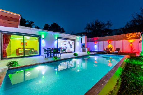 Villa Büşra Üzümlü Doğa içerisinde Jakuzili Balayı Villasıdır