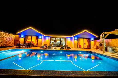 Villa Dessa, Jakuzili Havuzu Korunaklı Kiralık Balayı Villası