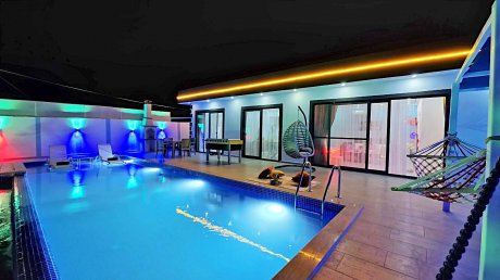 Villa Elif Üzümlü Doğa içerisinde Jakuzili Balayı Villasıdır