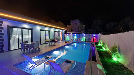 Villa Elif Üzümlü Doğa içerisinde Jakuzili Balayı Villasıdır