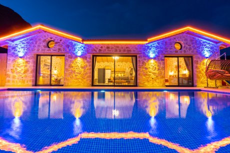 Villa Estrella AKtiviteli Bahçeli Çocuk Oyun Alanlı Jakuzili Aktiviteli Kiralık Balayı Villası