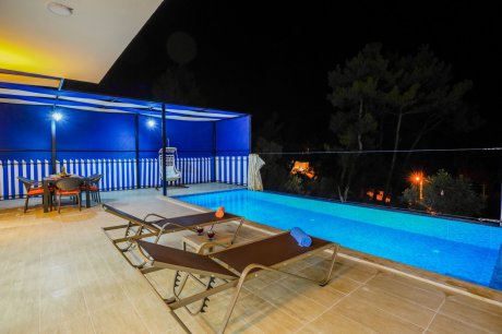 Villa Gökkuşağı İslamlar Jakuzili Doğa İçerisinde Balayı Villası