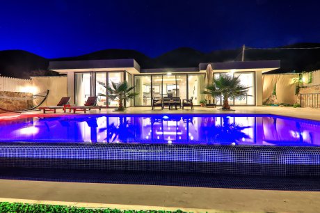 Villa Nil Sarıbelen Doğa İçerisinde Jakuzili Kiralık Balayı Villası