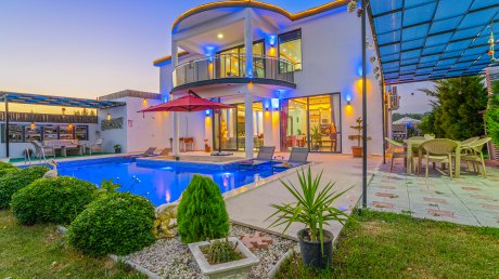 Villa Aksoy Doğa İçerisinde Jakuzili Aktiviteli Kiralık Yazlık Villa