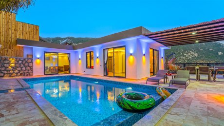 Havuz Alanı Korunaklı Tatil Villası 
